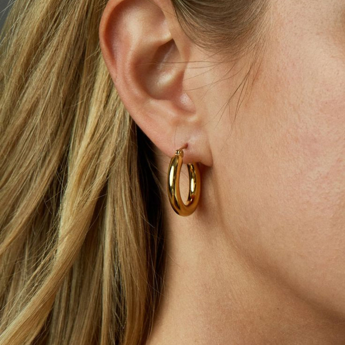 Brinco Argola Mavi M Banhado em Ouro 18K