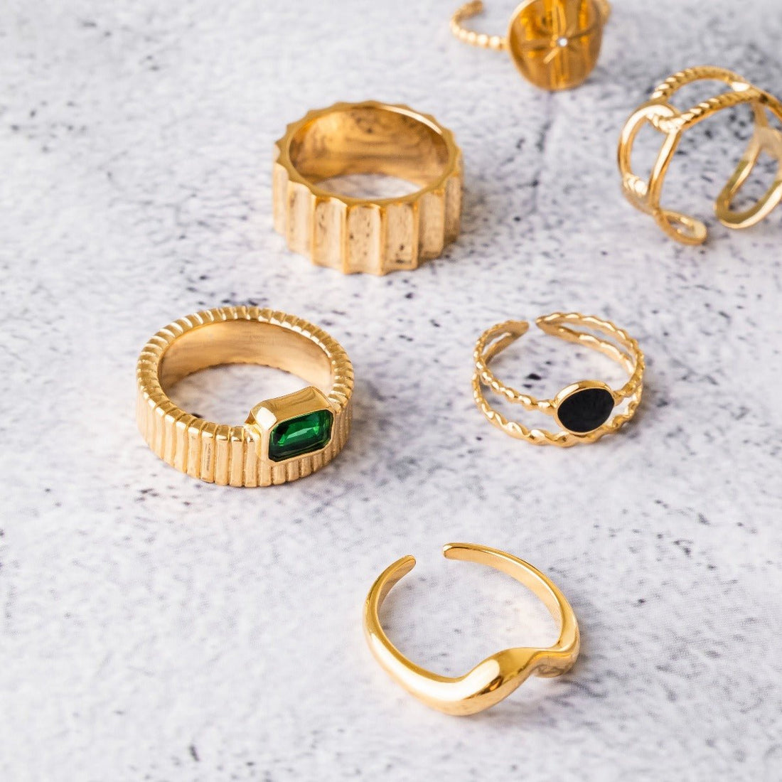 Anel Ajustável Ônix Noir Banhado em Ouro 18K