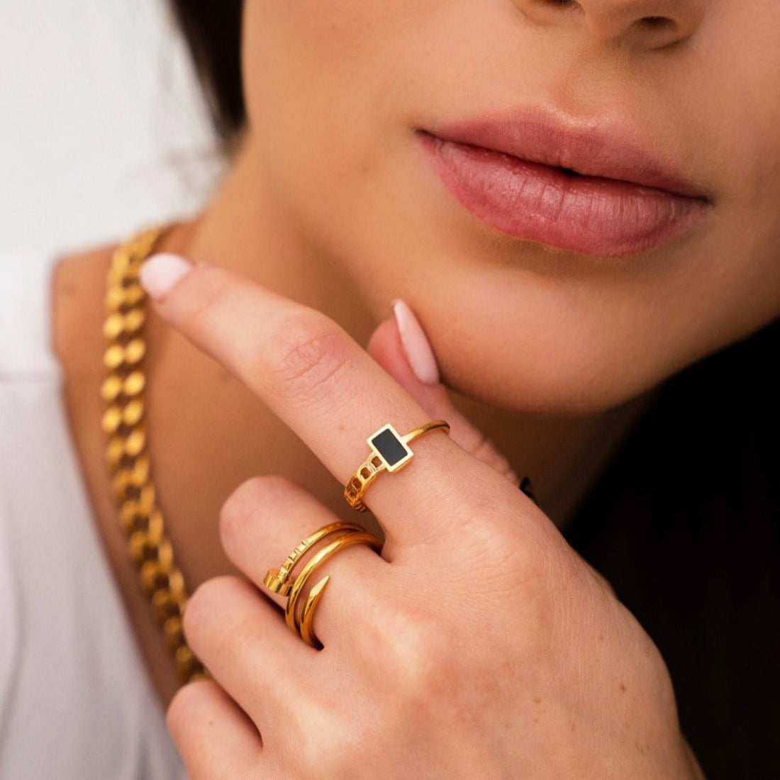 Anel Ônix Lirenne Banhado em Ouro 18K
