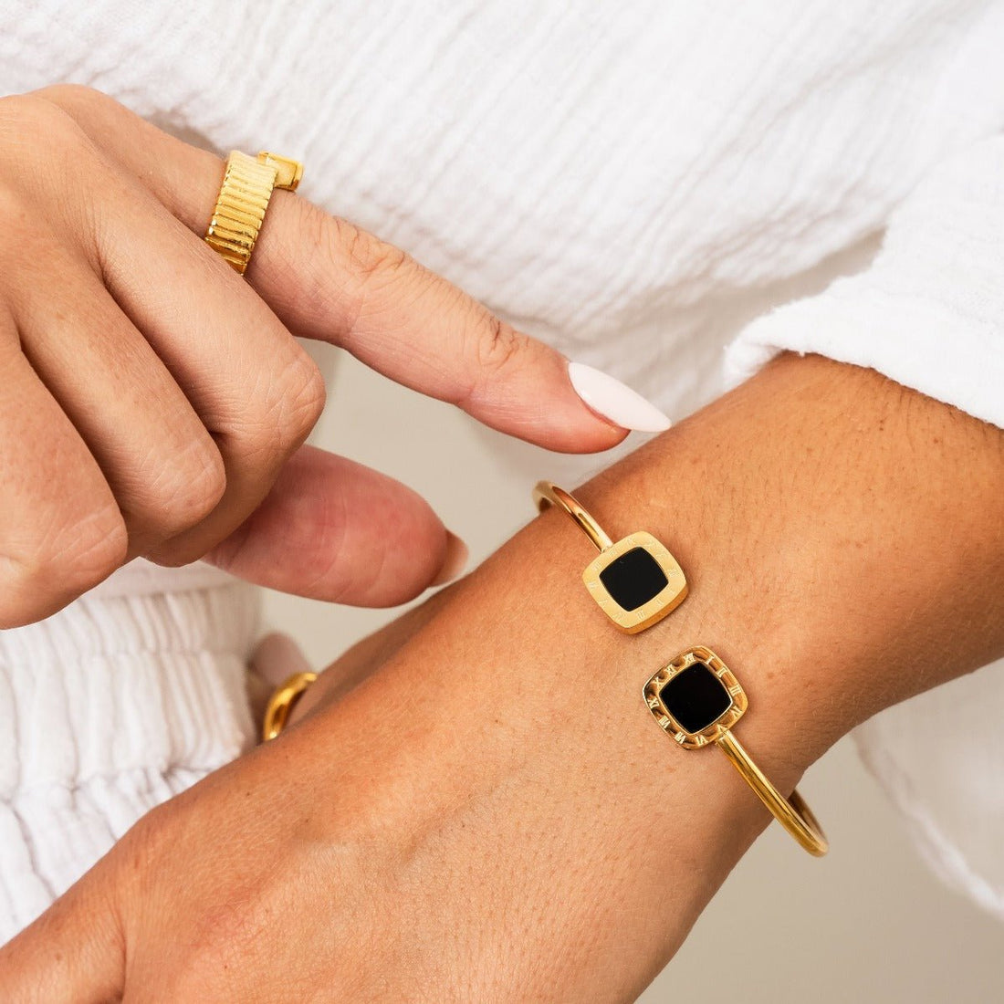 Bracelete Ônix Noira Banhado em Ouro 18k