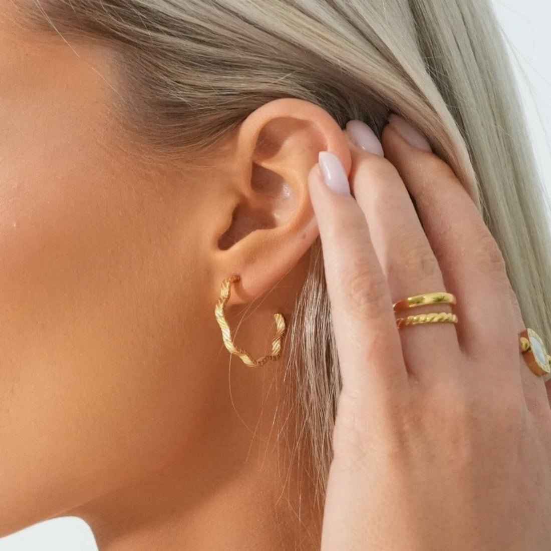 Brinco Argola Wavy Texture Banhado em Ouro 18k