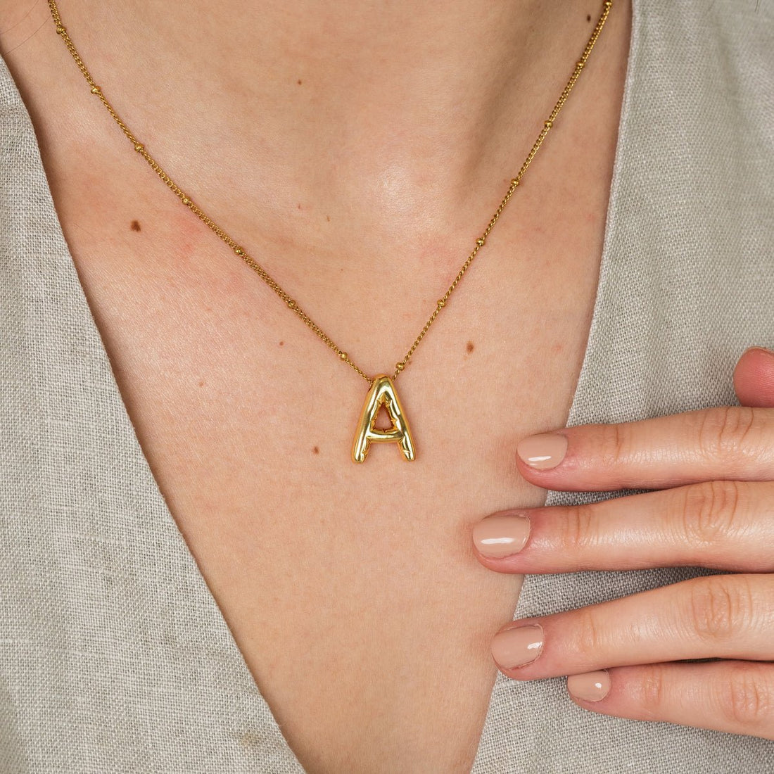 Colar Letra Inicial Aura Banhado em Ouro 18K