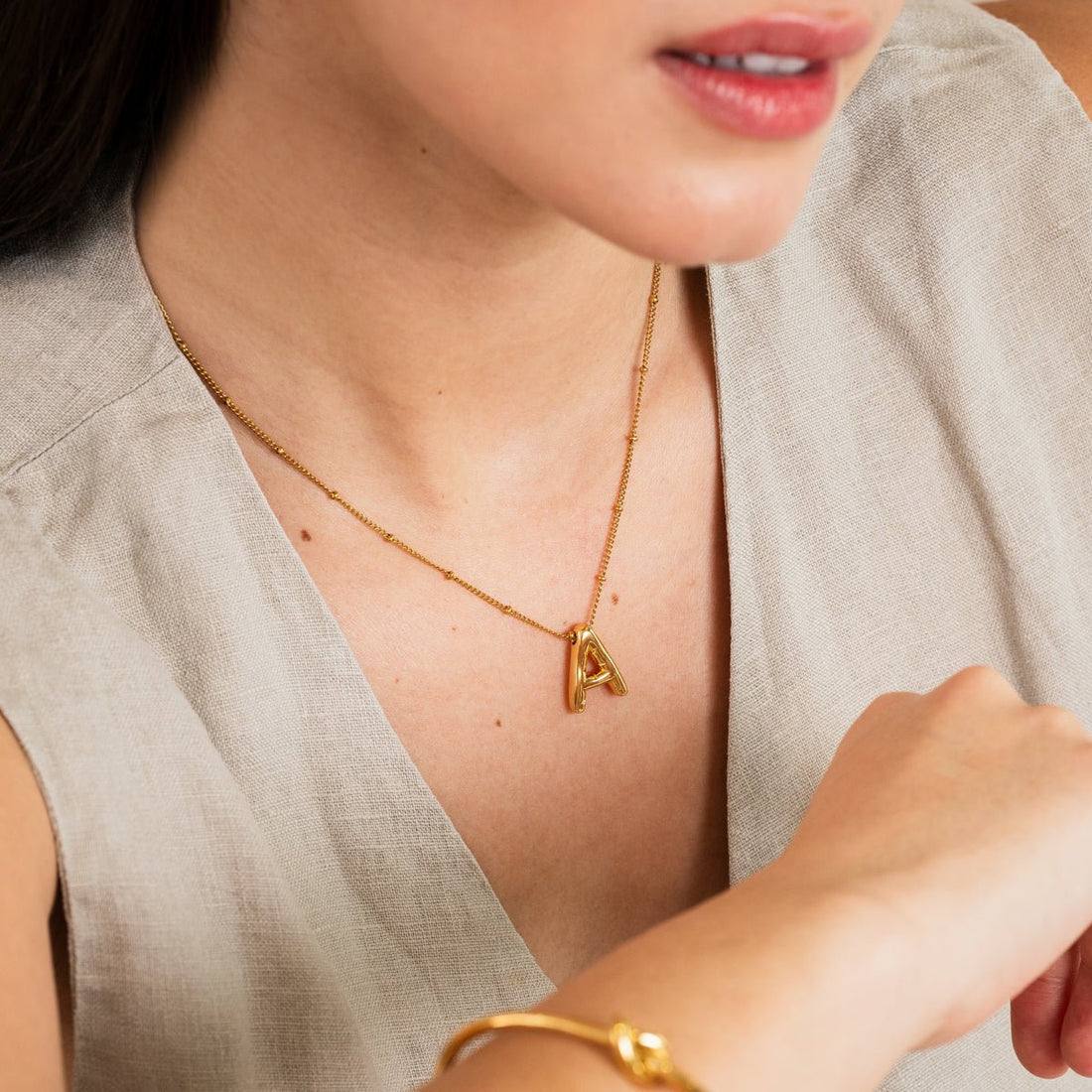 Colar Letra Inicial Aura Banhado em Ouro 18K