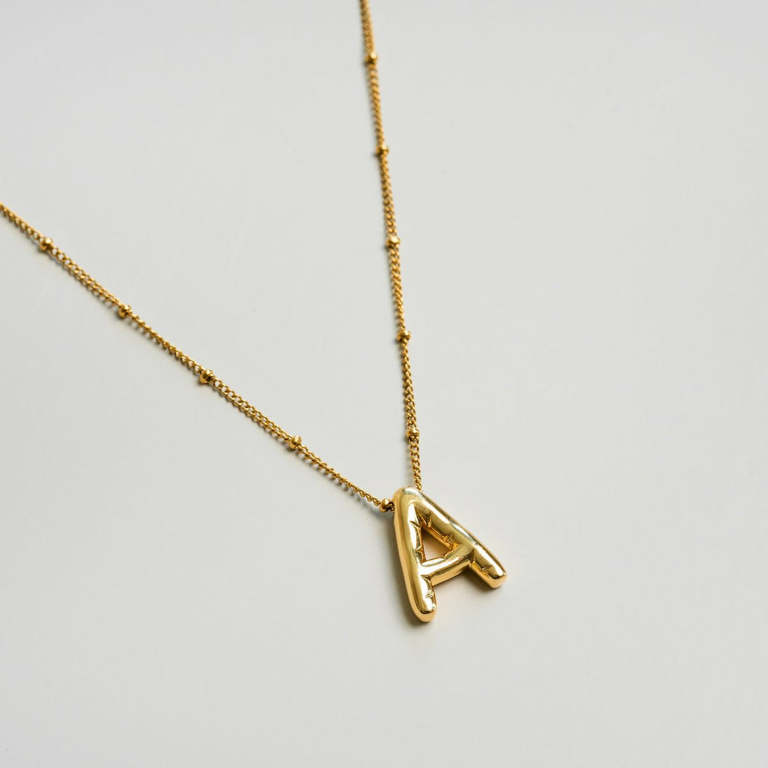 Colar Letra Inicial Aura Banhado em Ouro 18K