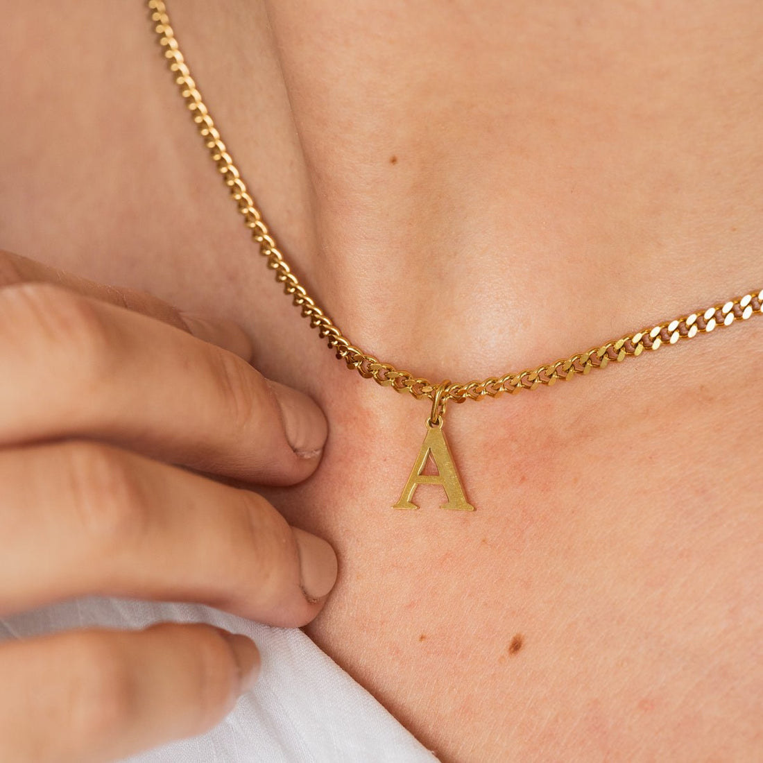 Colar Letra Inicial Nuriel Banhado em Ouro 18K