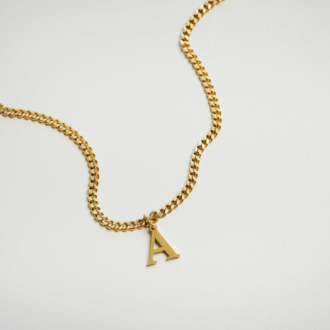 Colar Letra Inicial Nuriel Banhado em Ouro 18K