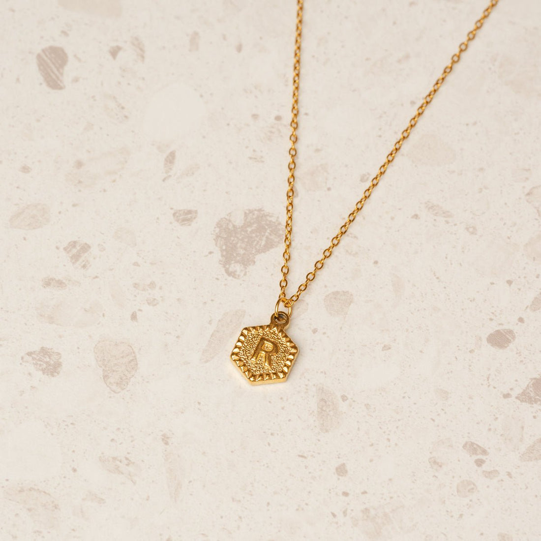 Colar Letra Inicial Hex Banhado em Ouro 18K