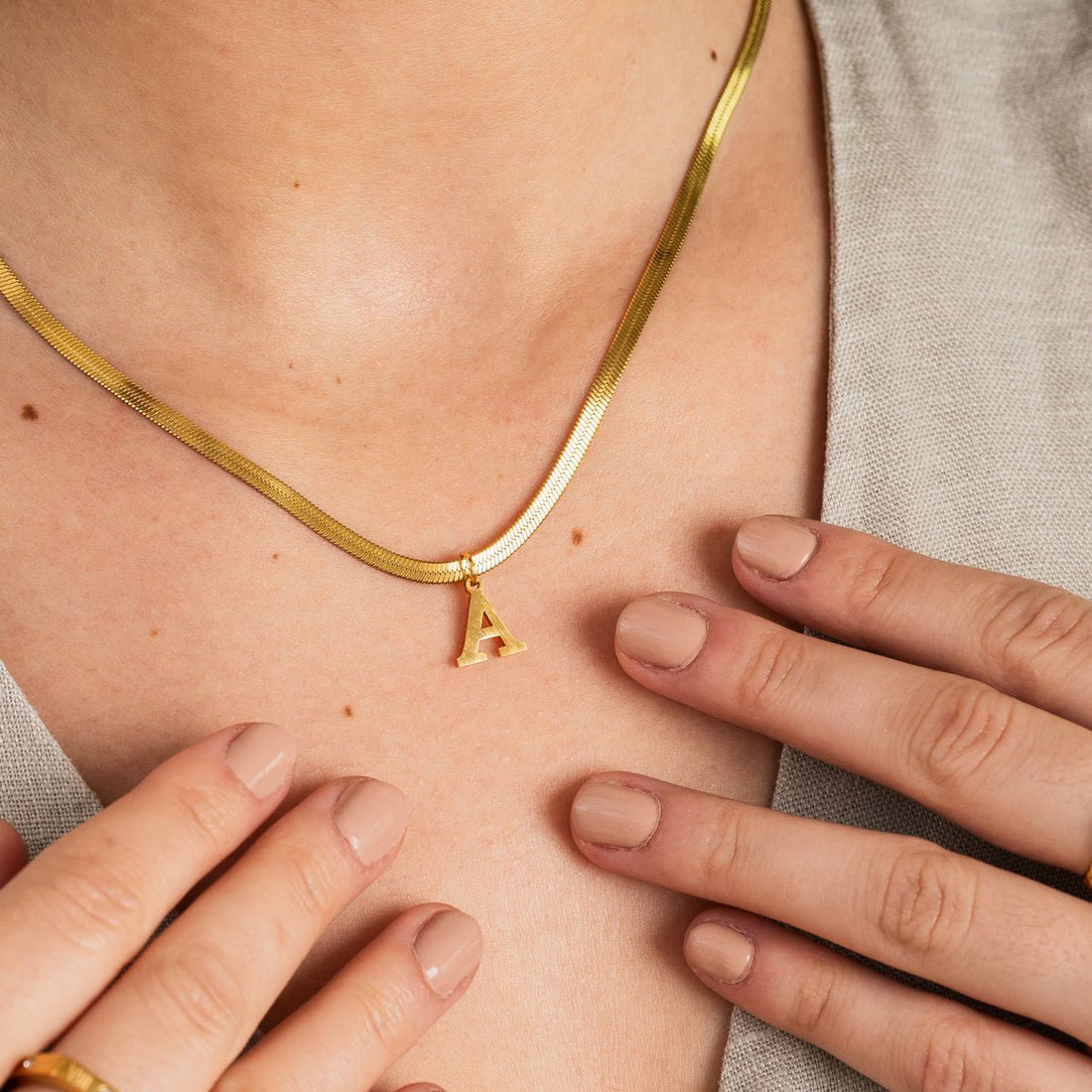 Colar Letra Inicial Malha Isabela Banhado em Ouro 18K