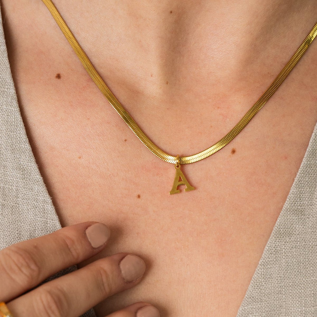 Colar Letra Inicial Malha Isabela Banhado em Ouro 18K