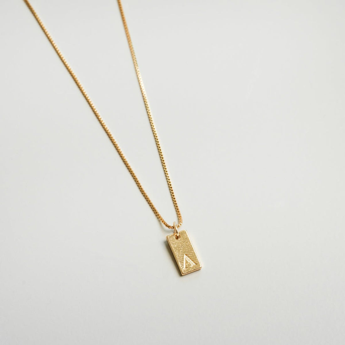 Colar Letra Inicial Fabia Banhado em Ouro 18K