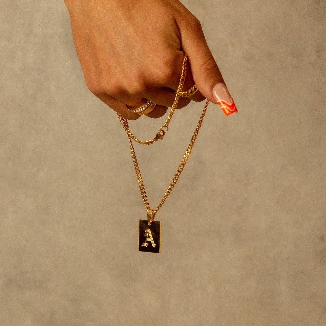 Colar Letra Inicial Celine Banhado em Ouro 18K